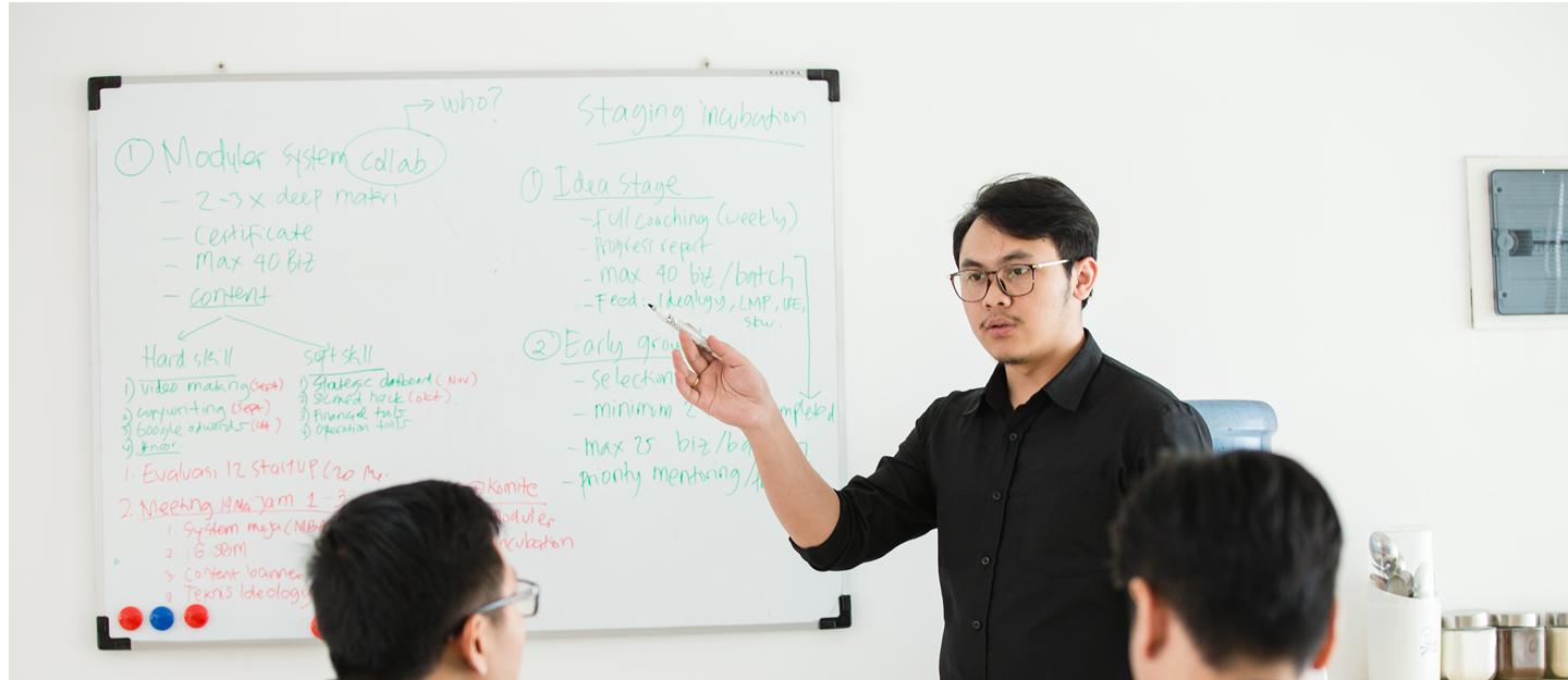 Man_with_whiteboard_1440_x_625